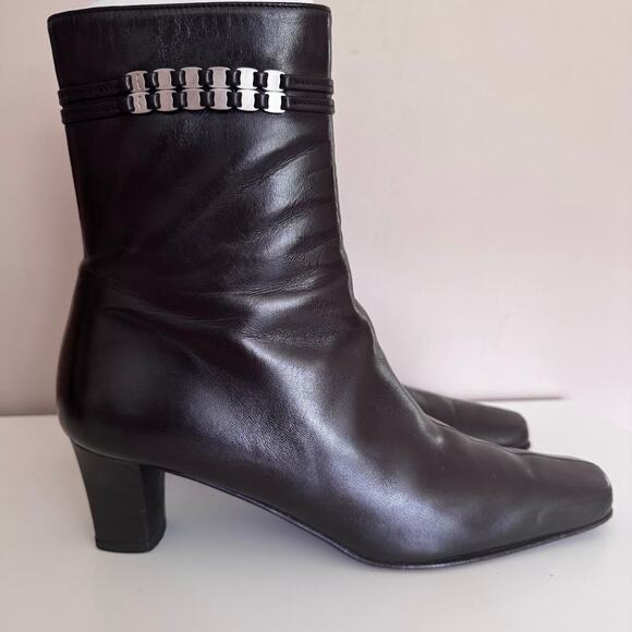 Salvatore Ferragamo Vara Black Chain Leather Ankle Boots Size 6 Narrow Width - Picture 2 of 12
